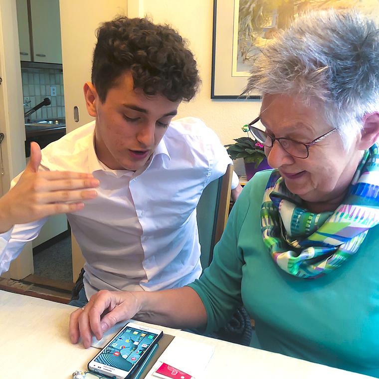 Hilfeleistung: Der 17-jährige Valerio Job steht der 77-jährigen Beatrix Kessler in digitalen Fragen zur Seite. Foto: Caspar Reimer