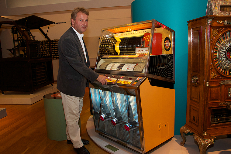 Eine Seeburg von 1957: Museumsdirektor Christoph E. Hänggi wählt einen der 100 möglichen Titel. Foto: Martin Staub