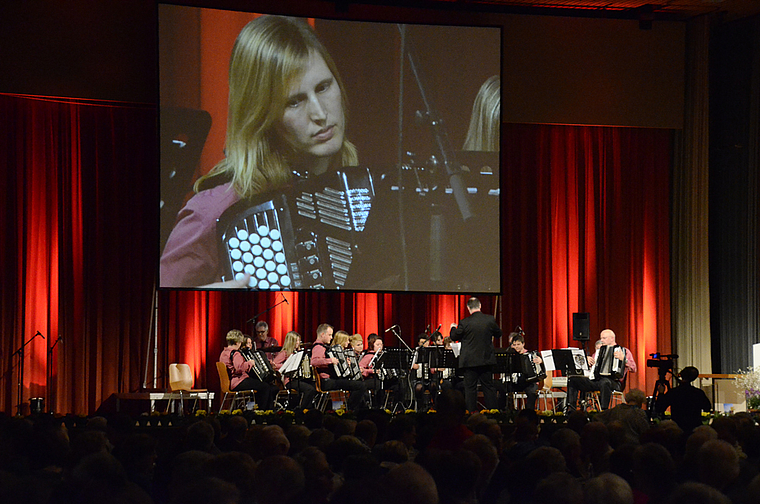 Zwischentöne: Das Akkordeon Orchester Aesch bereicherte die Generalversammlung der Raiffeisenbank Aesch-Pfeffingen. Foto: Heiner Leuthardt