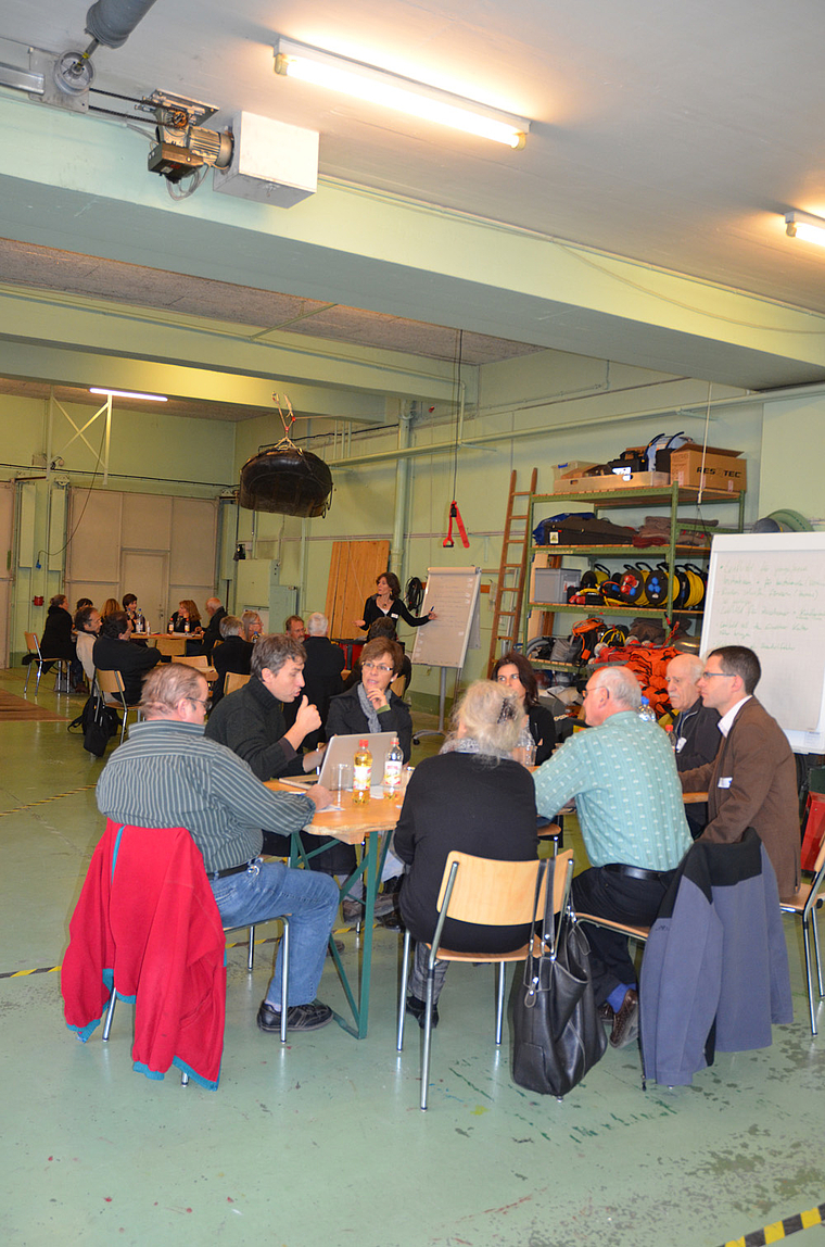 Feuerwehrmagazin wird zur Kulturwerkstatt: Engagiert werden auch nach zwei Stunden noch neue Vorschläge diskutiert. Foto: Jay Altenbach