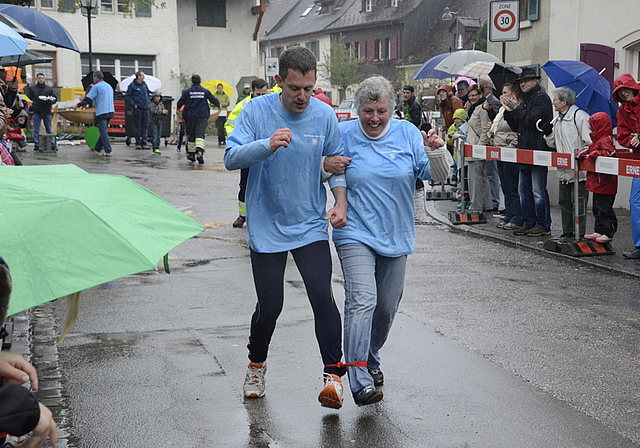 Plauschrennen: Die bald Alt-Gemeinderätin Marie Regez mit dem designierten Gemeinderat Markus Eigenmann an der Eierleset.  Foto: Heiner Leuthardt