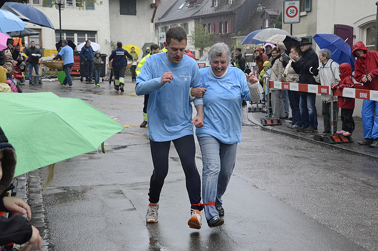 Plauschrennen: Die bald Alt-Gemeinderätin Marie Regez mit dem designierten Gemeinderat Markus Eigenmann an der Eierleset. Foto: Heiner Leuthardt