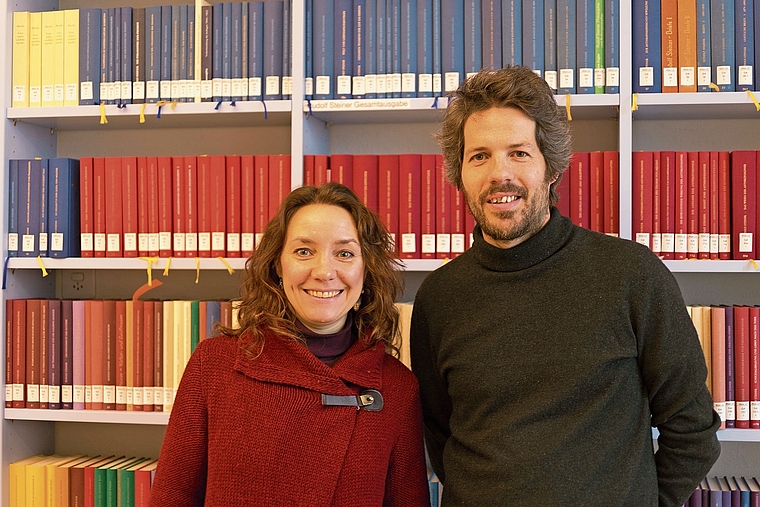Fast vollendet: Angelika Schmitt und Philip Kovce im Lesesaal des Archivsvor der Rudolf Steiner Gesamtausgabe. Foto: zvg / Nana Badenberg