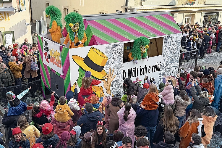 Trauerspiele hinter der Maske: Heimat-Waggis sehen die Welt als eine einzige Maskerade. Trauerspiele hinter der Maske: Heimat-Waggis sehen die Welt als eine einzige Maskerade.