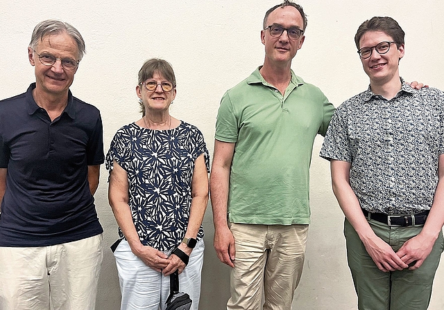 Unbestrittene Neuwahlen in den Vorstand: Musikschulpräsident Karl Wyss (l.), Schulleiter Lucas Rössner (3.v.l.) mit den neu gewählten Vorstandsmitgliedern Doris Gitzi (Grellingen) und Jonas Scherrer (Blauen). Foto: Bea Asper