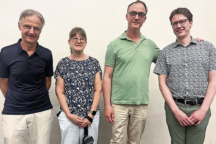 Unbestrittene Neuwahlen in den Vorstand: Musikschulpräsident Karl Wyss (l.), Schulleiter Lucas Rössner (3.v.l.) mit den neu gewählten Vorstandsmitgliedern Doris Gitzi (Grellingen) und Jonas Scherrer (Blauen). Foto: Bea Asper
