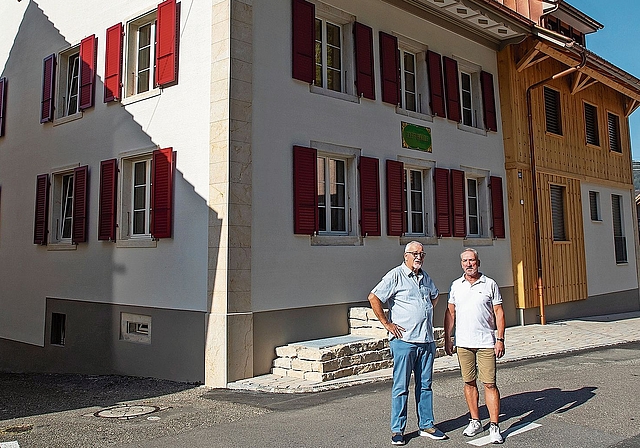 Die neue Kaffihalle an der Dorfstrasse: Friedrich Allemann (r.) und Pirmin Zumthor freuen sich über ihr gelungenes Werk. Foto: Martin Staub
