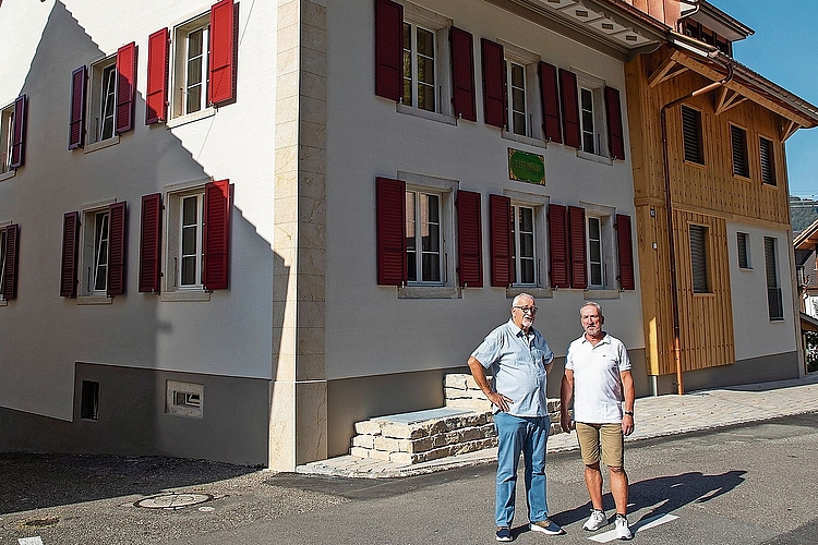 Die neue Kaffihalle an der Dorfstrasse: Friedrich Allemann (r.) und Pirmin Zumthor freuen sich über ihr gelungenes Werk. Foto: Martin Staub