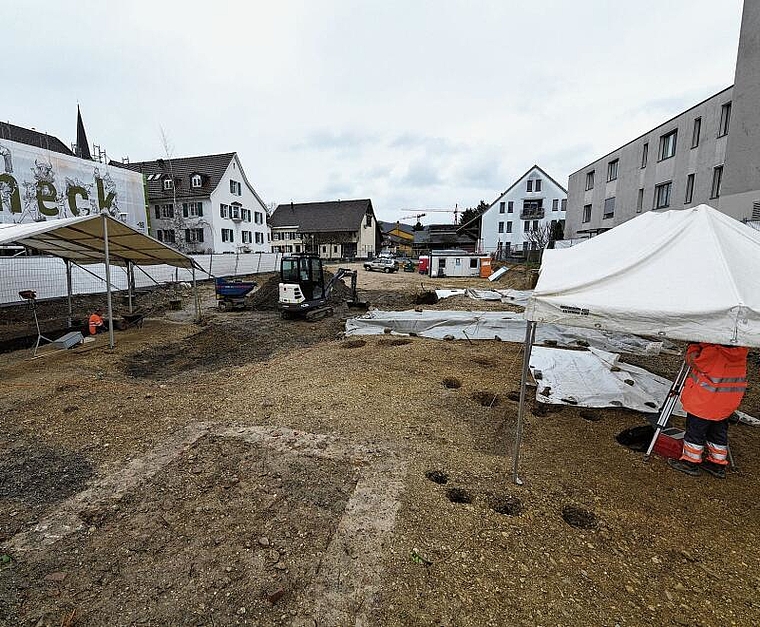 Keine «normale» Baustelle: An der Hauptstrasse 43 werden derzeit Funde geborgen. Foto: Juri Junkov