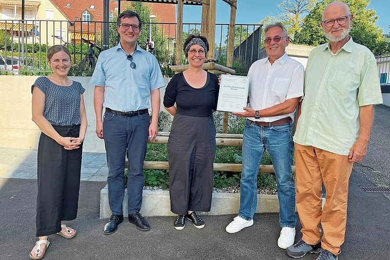 Urkundenübergabe: (v. l.) Silja Ramseier, Generationenbeauftragte; Gemeindepräsident Daniel Urech; Ida Boos, Geschäftsführerin Pro Senectute; Gemeinderat Daniel Müller und Hanspeter Ruesch, Präsident der AGeK. Foto: Bea Asper
