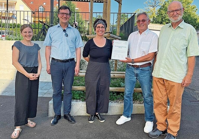 Urkundenübergabe: (v. l.) Silja Ramseier, Generationenbeauftragte; Gemeindepräsident Daniel Urech; Ida Boos, Geschäftsführerin Pro Senectute; Gemeinderat Daniel Müller und Hanspeter Ruesch, Präsident der AGeK. Foto: Bea Asper