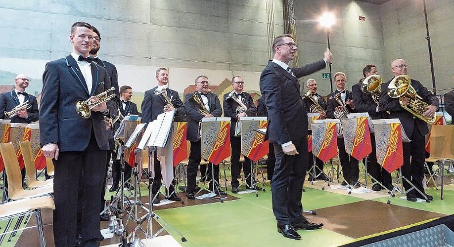 Neue Uniform: Die Mitglieder der Brass Band Konkordia Büsserach werden künftig in Schwarz musizieren. Fotos: Thomas Immoos
