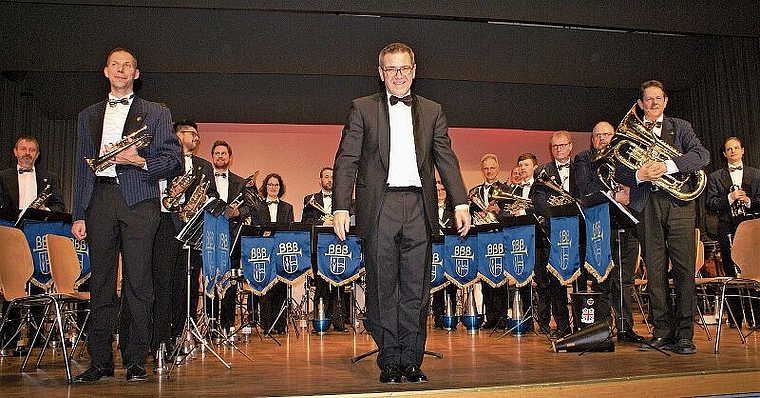 Ovationen für Brass Band Breitenbach: Dirigent Reto Näf mit seinem Team. Foto: Jürg Jeanloz