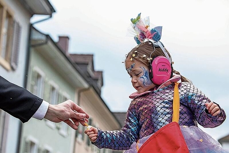 Süsses: Kleine Meerjungfrau erhält ein Geschenk.