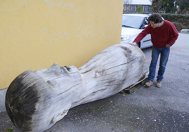 Zerstörungswut: Thomas Hofstetter betrachtet seine von Unbekannten gekippte Skulptur.  HRL