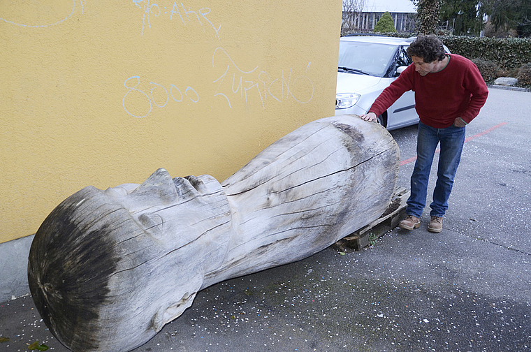 Zerstörungswut: Thomas Hofstetter betrachtet seine von Unbekannten gekippte Skulptur.  HRL