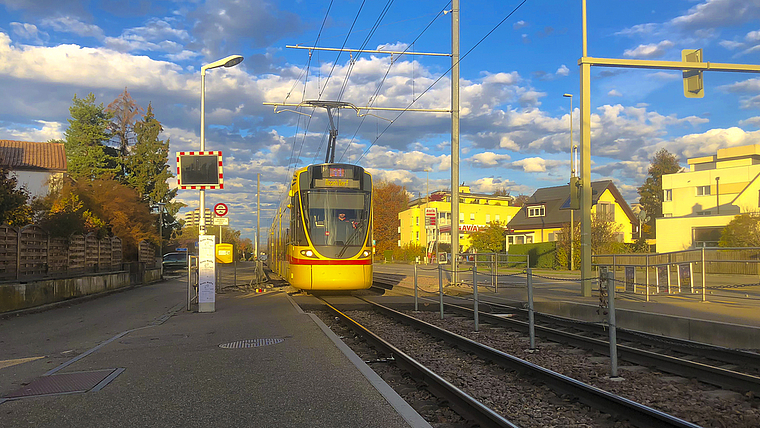 Gefährliche Tramübergänge: Ein tödlicher Unfall an der Haltestelle Lochacker ist Auslöser, dass sich Politik und BLT nochmals verstärkt Gedanken über Sicherheitsmassnahmen entlang des 11er-Trams machen.  Foto: Caspar Reimer