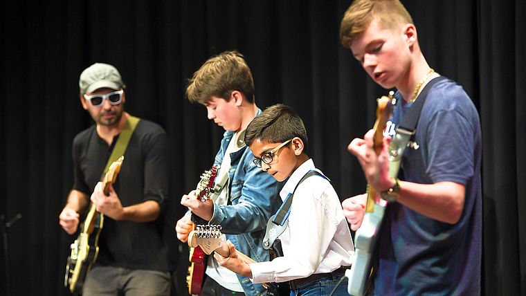 Beliebt: Die Gitarre wird von Schülerinnen und Schülern derzeit gerne als Instrument gewählt.  Foto: Dominik Plüss