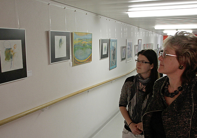 Die Ausstellung: Die Gäste bewunderten die Werke von Hildegard Liniger.  Foto: Martin Staub