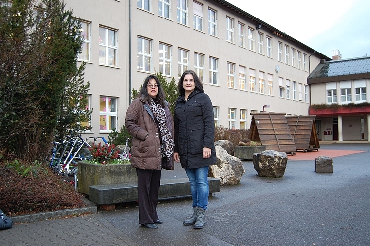 Reinach hat die Wahl: Nathalie Dessemontet (SP, l.) und Kalinka Marchesi (parteilos) möchten sich für die Schule einsetzen.