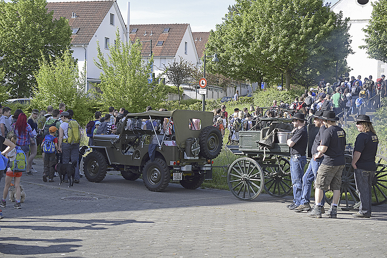 Bereit zum Einsatz: Die Militärküche und Mannschaft vor der Verlegung. Fotos: Bea Asper