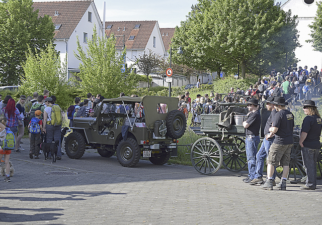 Bereit zum Einsatz: Die Militärküche und Mannschaft vor der Verlegung.  Fotos: Bea Asper