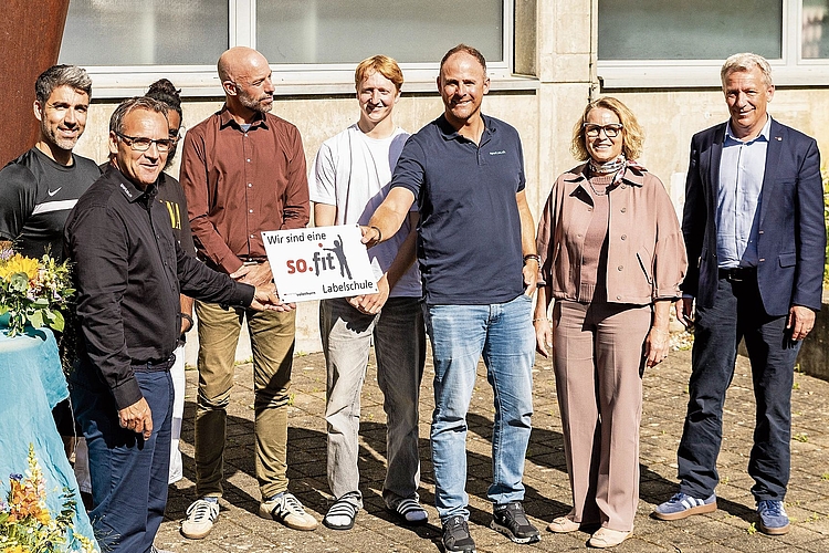 Stolz auf das Label: Jost Hammer, Amtsleitung Sportamt, und Pascal Bussmann, Sportfachstelle, übergeben der Schule das «so.fit»-Label. (vorne, v. l.) Jost Hammer, Andreas Häfliger, Pascal Bussmann, Regula Meister, Gesamtschulleiterin, und Mathias Stricker, Regierungsrat DBK. Fotos: Katja Schmidlin