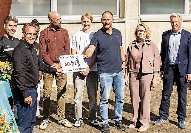 Stolz auf das Label: Jost Hammer, Amtsleitung Sportamt, und Pascal Bussmann, Sportfachstelle, übergeben der Schule das «so.fit»-Label. (vorne, v. l.) Jost Hammer, Andreas Häfliger, Pascal Bussmann, Regula Meister, Gesamtschulleiterin, und Mathias