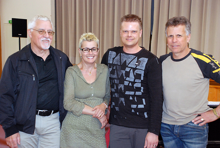Die Verantwortlichen (v. l.): Beat Marti (Projektleitung Musikverein), Sonja Speiser-Foramitti (Regie), Jonathan Graf (musikalische Leitung) und Urs Henner (Projektleitung). Foto: Thomas Brunnschweiler