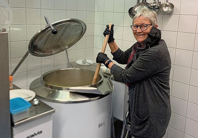 Chefköchin: Ursula Gallandre prüft, ob im Topf alles rund läuft. Foto: Caspar Reimer