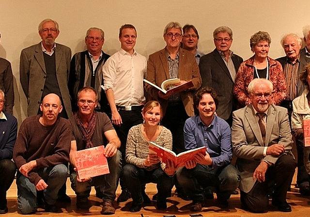 Präsentieren stolz das Gemeinschaftswerk: Benno Jermann, Gemeindepräsident, Initiator und Autor (vorne 3.v.r.), Josef Scherrer, Koordinator und Hauptautor (hinten 3.v.r.) sowie einige der weiteren 57 Mitwirkenden, welche sich am Heimatkundebuch bet