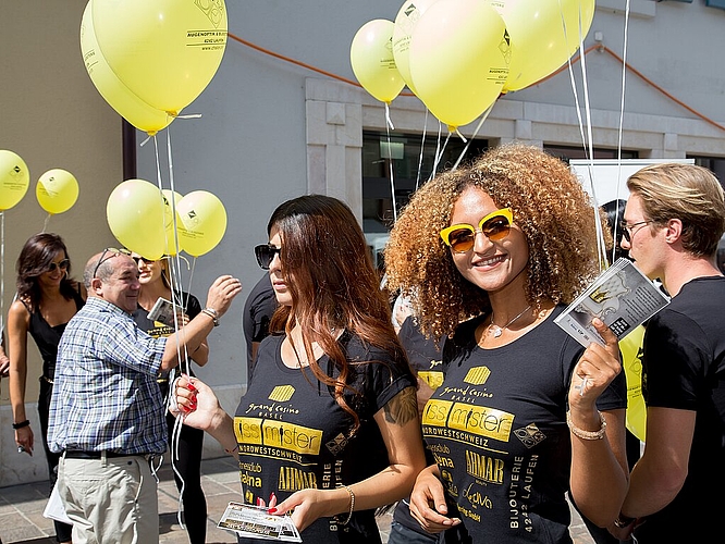 Werbeauftritt der Missen: Kandidatinnen der Miss-Nordwestschweiz-Ausscheidung. Moderator Edi Hirt, ehemaliger Organisator dieses Wettbewerbs (l.), ist auch dabei.