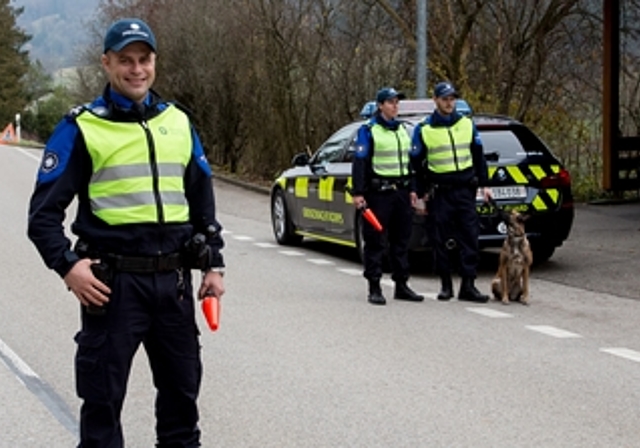 Einsatz an der Grenze zu Kleinlützel: Christian Freiermuth (Feldweibel) mit zwei Mitarbeitenden seines Teams sowie Grenzwachthund Faith. Foto: Martin Staub

