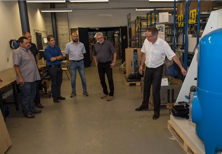 Interessierte Wirtschaftsleute: Yves Burgener (r.) zeigt seinen Kollegen der Gruppe Wirtschaft die Firma Aqua Solar. Foto: Martin Staub