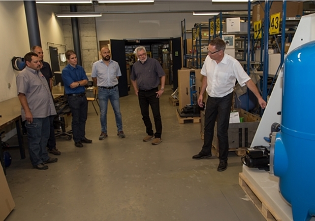 Interessierte Wirtschaftsleute: Yves Burgener (r.) zeigt seinen Kollegen der Gruppe Wirtschaft die Firma Aqua Solar. Foto: Martin Staub