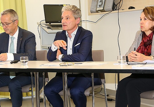 <em>Einigkeit: </em>Regierungsrat Thomas Weber, Laufens Stadtpräsident Alexander Imhof und die VR-Präsidentin des Kantonsspitals Baselland, Madeleine Stöckli, finden das geplante Gesundheitszentrum eine gute Sache.Foto: Gini Minonzio