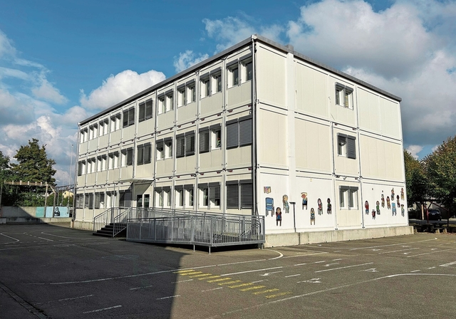 Mehr Platz: Ein ähnliches Provisorium wie hier auf dem Schulhausplatz Neumatt wäre auch beim Schwimmbad vorgesehen gewesen.Foto: Nicolas blust