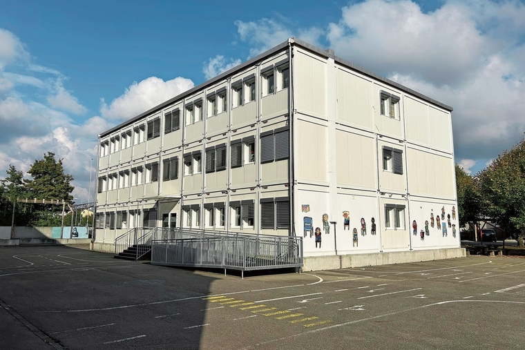 Mehr Platz: Ein ähnliches Provisorium wie hier auf dem Schulhausplatz Neumatt wäre auch beim Schwimmbad vorgesehen gewesen.Foto: Nicolas blust