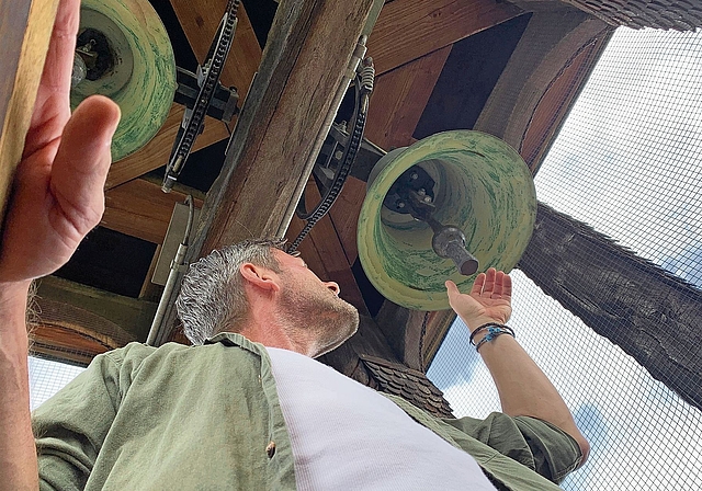 Wartungsarbeiten auf dem Glockenturm: Patrick Bonneau, der Glöckner von Zwingen, auf einem Kontrollgang.  Foto: Mark Riklin