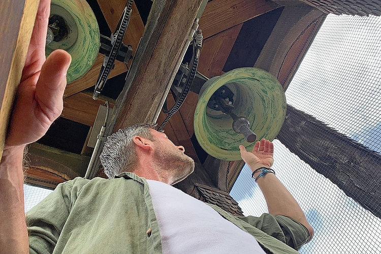 Wartungsarbeiten auf dem Glockenturm: Patrick Bonneau, der Glöckner von Zwingen, auf einem Kontrollgang.  Foto: Mark Riklin