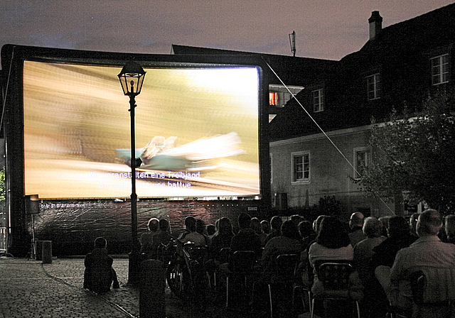 Zum 20. Mal auf dem Dorfplatz: Stimmungsvolle Kino-Atmosphäre unter freiem Himmel. Foto: Silvia Hänggi-Gaugler