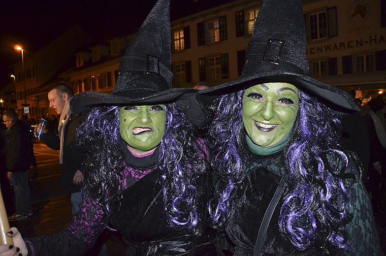 Einmal grimmig, einmal freundlich: Zwei Dornacher Hexen verhexten den Nepomukplatz. Foto: Jay Altenbach
