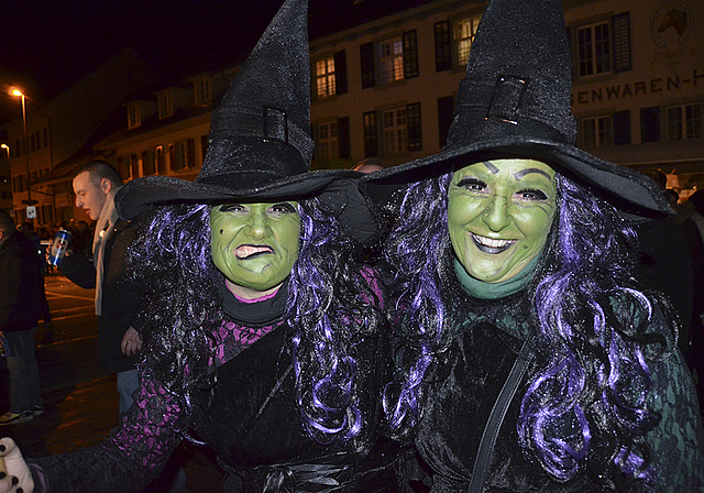 Einmal grimmig, einmal freundlich: Zwei Dornacher Hexen verhexten den Nepomukplatz.  Foto: Jay Altenbach