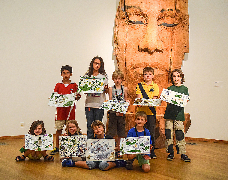 Ferienpass-Künstler: Vor der «Grossen Maske» von Stephan Balkenhol präsentieren die Ferienpass-Kinder ihre Werke. Foto: Bea Asper