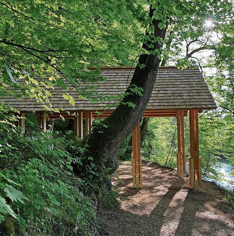 Schmuckstück: Die neue Baute aus Lärchenholz liegt am Mittleren Weiher – dort, wo die originale Sophienruhe aus dem Jahr 1812 einst stand. Foto: zVg Regine Nyfeler