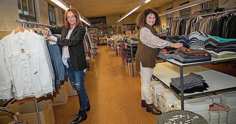 Kleider verkaufen statt Kleider herstellen: Silvia Seeger (l.) und Angela Di Pinto in den Produktionshallen der ehemaligen
