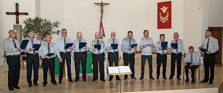 Hundertjährig: Männerchor Dittingen mit Präsident Markus Schmidlin (r.), seinem Vater Walter Schmidlin (sitzend) und Dirigent Reiner Schneider-Waterberg (5. v. r.). Foto: Martin Staub