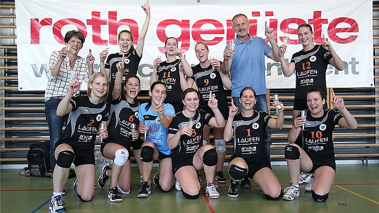 Haben allen Grund zum Feiern: Die Damen des VBC Laufen spielen nächste Saison wieder in der 1. Liga. Foto: zvg