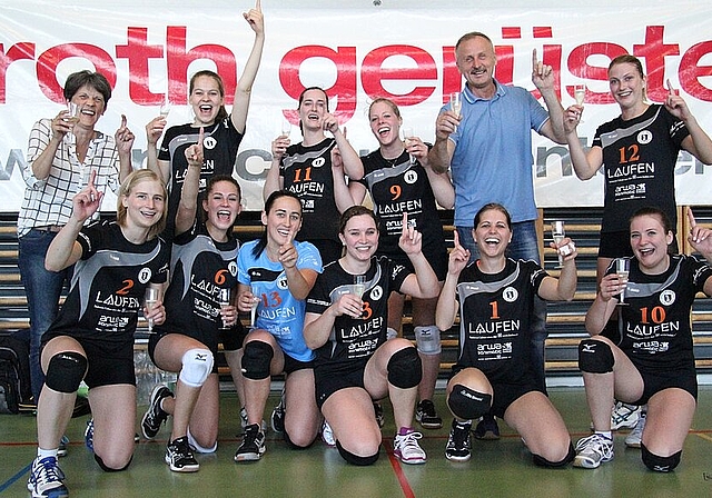 Haben allen Grund zum Feiern: Die Damen des VBC Laufen spielen nächste Saison wieder in der 1. Liga. Foto: zvg 