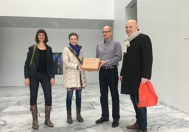 Referendum ist zustande gekommen: Irene Maag (links), Nicole Wehrli und Roger Leu (rechts) überreichen Gemeindeverwalter Thomas Sauter 1099 Unterschriften.  Foto: Caspar Reimer